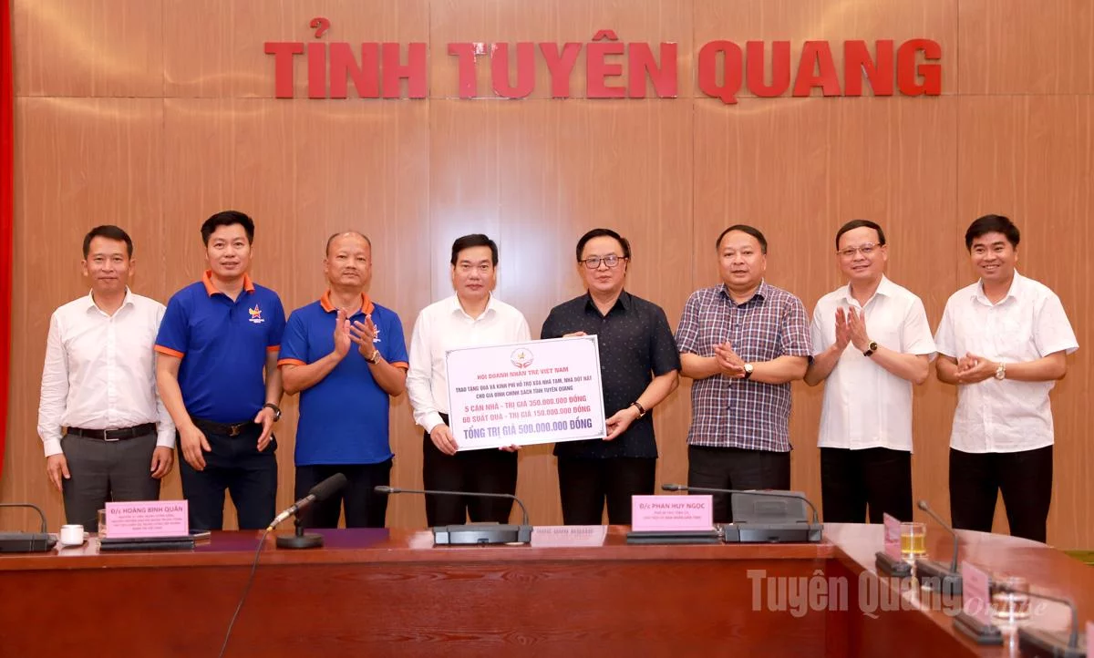 Hội Doanh nhân trẻ trao tặng kinh phí hỗ trợ tỉnh xóa 5 nhà tạm, nhà dột và 60 suất quà cho các gia đình chính sách trên địa bàn tỉnh.
