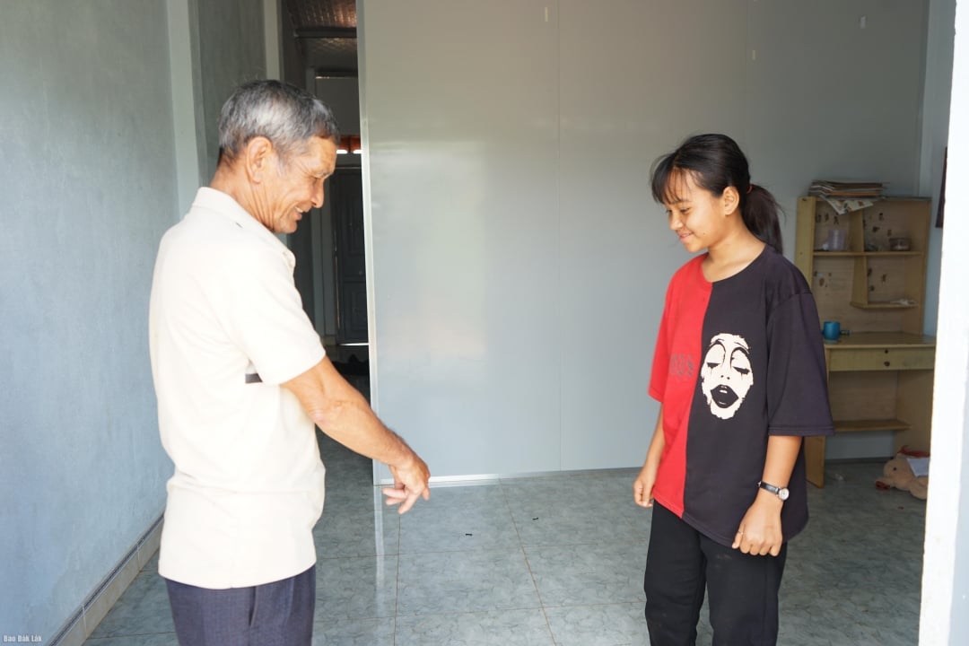 គ្រួសារ​ក្រីក្រ​មួយ​នៅ​ឃុំ​អៀ​រ៉ុង ទទួល​បាន​ការ​ជួយ​រុះរើ​ផ្ទះ​បណ្ដោះអាសន្ន ហើយ​ដាក់​ឱ្យ​ប្រើប្រាស់។ (រូបភាព​គំនូរ)