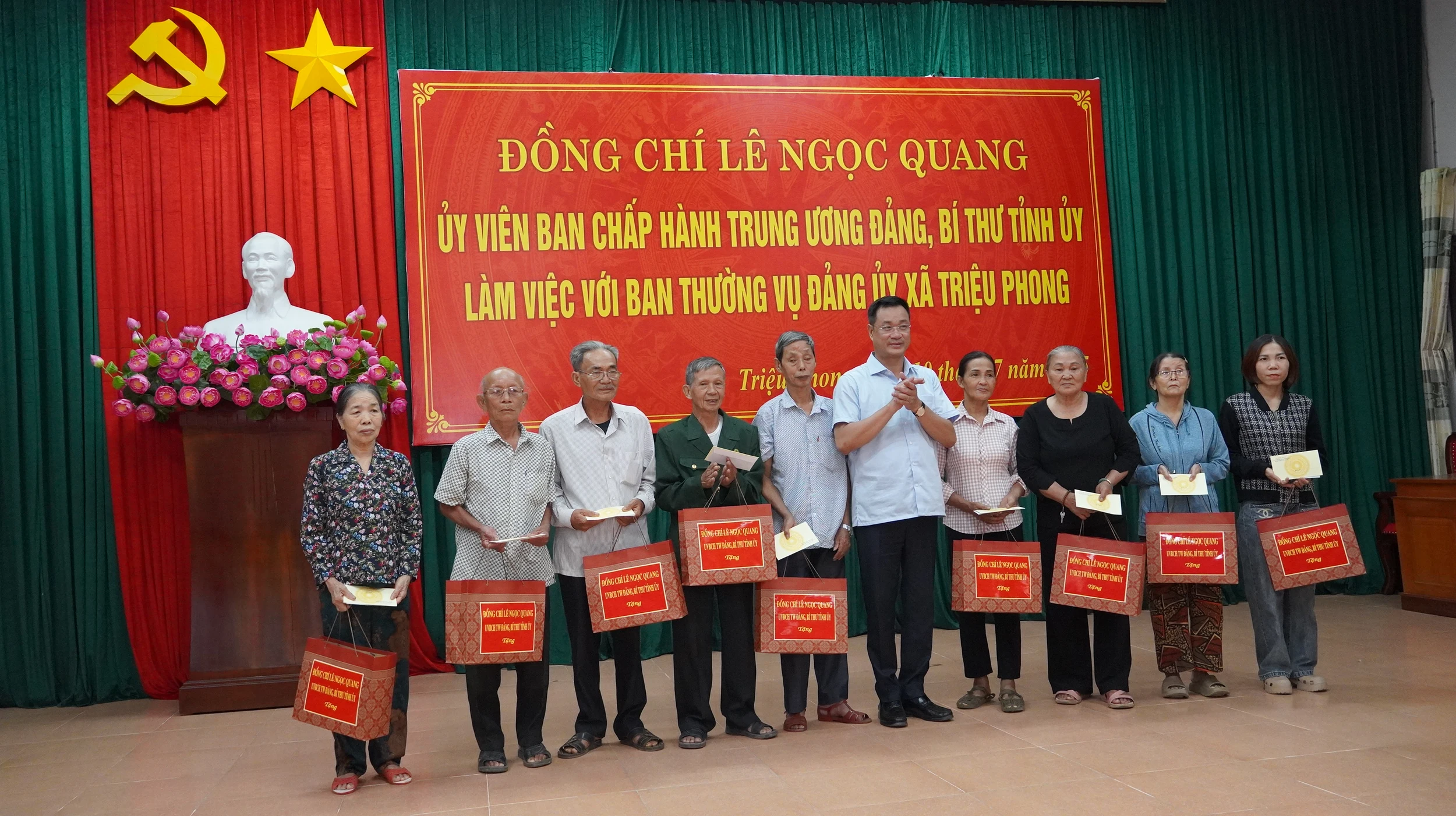Bí thư Tỉnh ủy Lê Ngọc Quang làm việc với BTV Đảng ủy xã Triệu Phong
