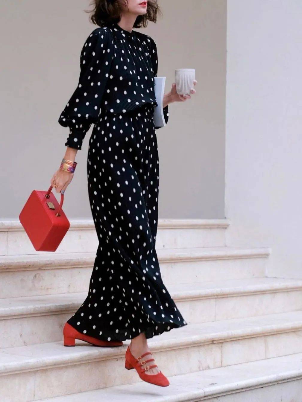 Hè này, họa tiết chấm bi "bùng nổ" trở lại: Cách mặc vừa retro vừa trendy khiến ai cũng ngoái nhìn- Ảnh 30.