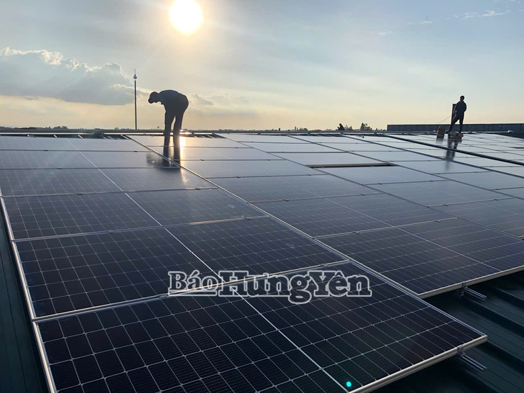 Công nhân thi công lắp đặt tấm pin năng lượng mặt trời