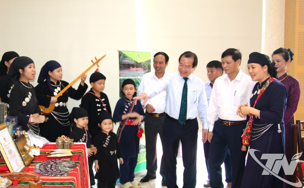 Lãnh đạo Cục Du lịch quốc gia Việt Nam và Sở Văn hóa, Thể thao và Du lịch Thái Nguyên nghe các nghệ nhân giới thiệu không gian văn hóa của Làng du lịch Thái Hải.
