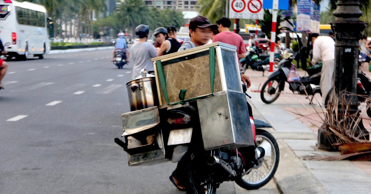 Street vendors and beggars solicit money, Da Nang seeks solutions, calls on tourists 'not to give money'