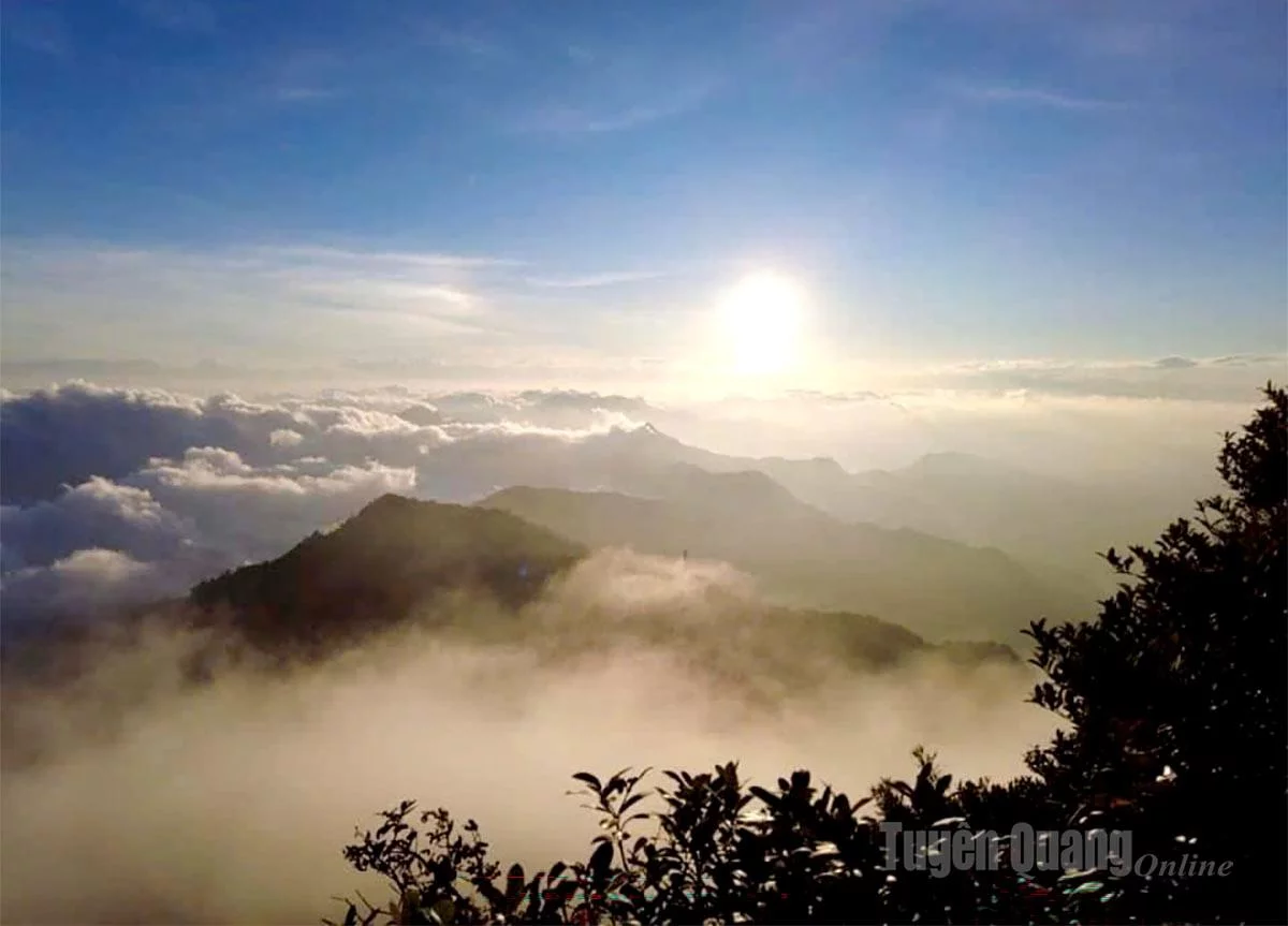 Bình minh ló rạng trên đỉnh Chiêu Lầu Thi. Ảnh CTV
