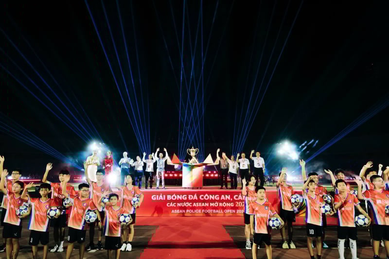 Mãn nhãn với màn trình diễn trong  Lễ khai mạc Giải bóng đá Công an, Cảnh sát các nước ASEAN mở rộng 2025 -0