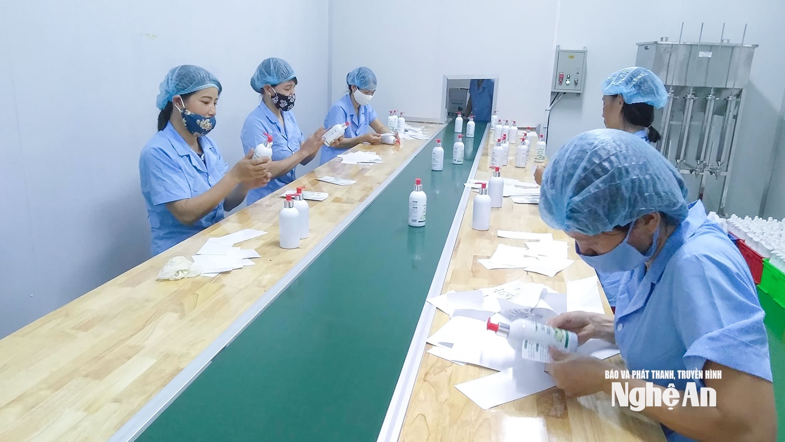  Dán nhãn nhác cho sản phẩm tịa HTX Chanh Nam Kim, huyện Nam Đàn