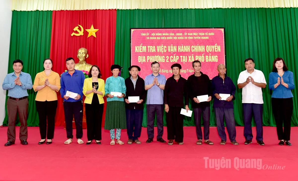 Các đồng chí lãnh đạo tỉnh tặng quà cho gia đình chính sách, người có công xã Phố Bảng.