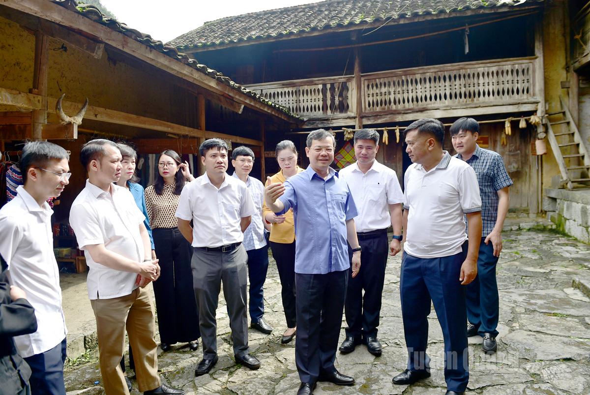 Chủ tịch HĐND tỉnh Nguyễn Văn Sơn đề nghị địa phương cần tiếp tục xây dựng Làng văn hóa du lịch Lũng Cẩm thành điểm đến hấp dẫn hơn nữa trên cao nguyên đá.