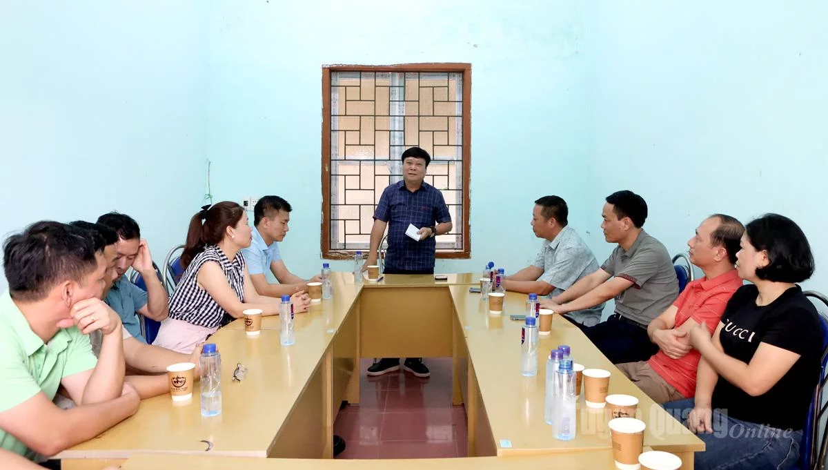 Tổng Biên tập Báo và Phát thanh, Truyền hình Tuyên Quang Mai Đức Thông làm việc với cán bộ Trạm tiếp sóng phát thanh, truyền hình Núi Cấm.