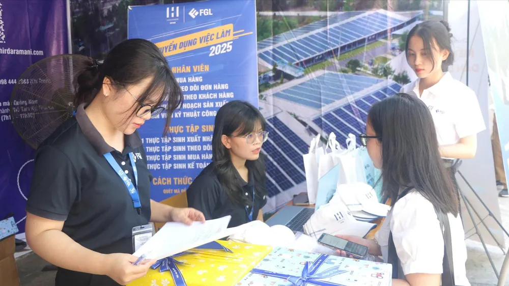 Nhiều sinh viên ứng tuyển tại các gian hàng của doanh nghiệp. Ảnh: XUÂN QUỲNH