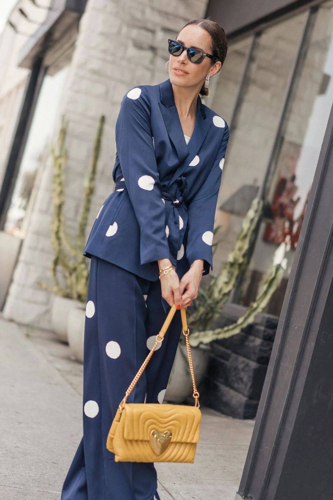 Hè này, họa tiết chấm bi "bùng nổ" trở lại: Cách mặc vừa retro vừa trendy khiến ai cũng ngoái nhìn- Ảnh 21.