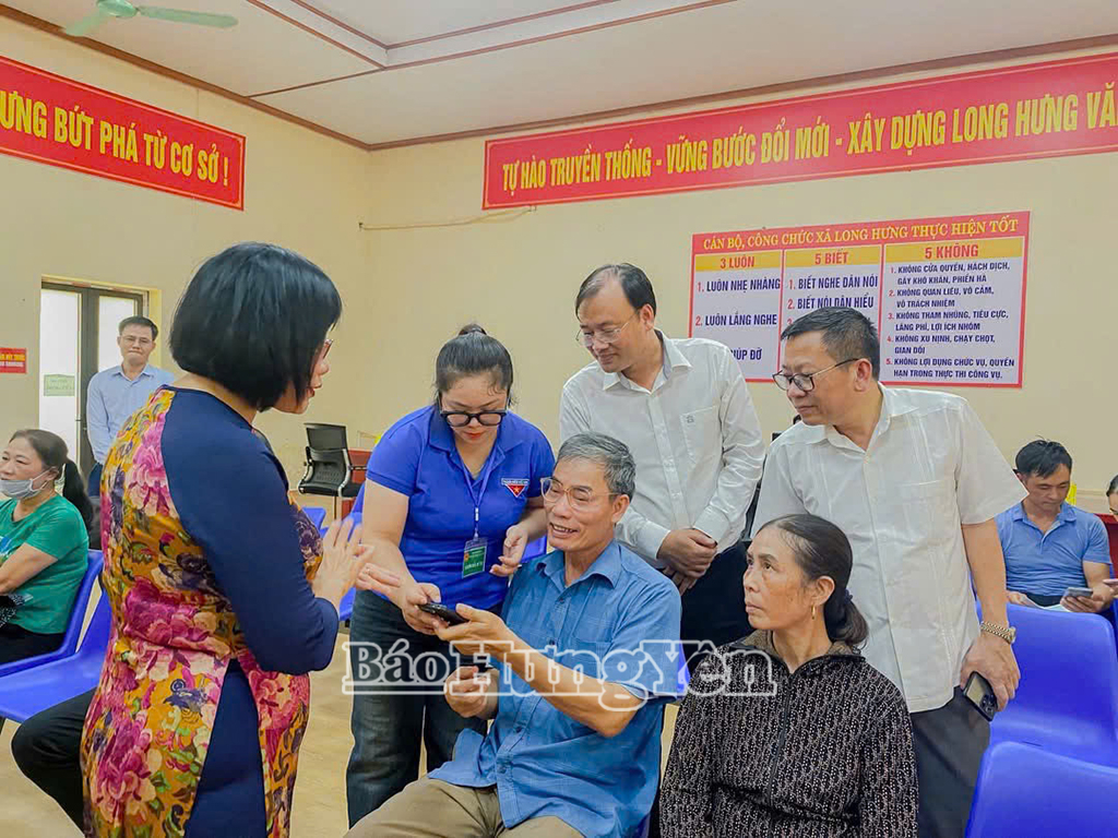 Bí thư Tỉnh đoàn Hưng Yên (áo trắng bên trái) động viên đoàn viên thanh niên xã Long Hưng trong lễ ra quân 