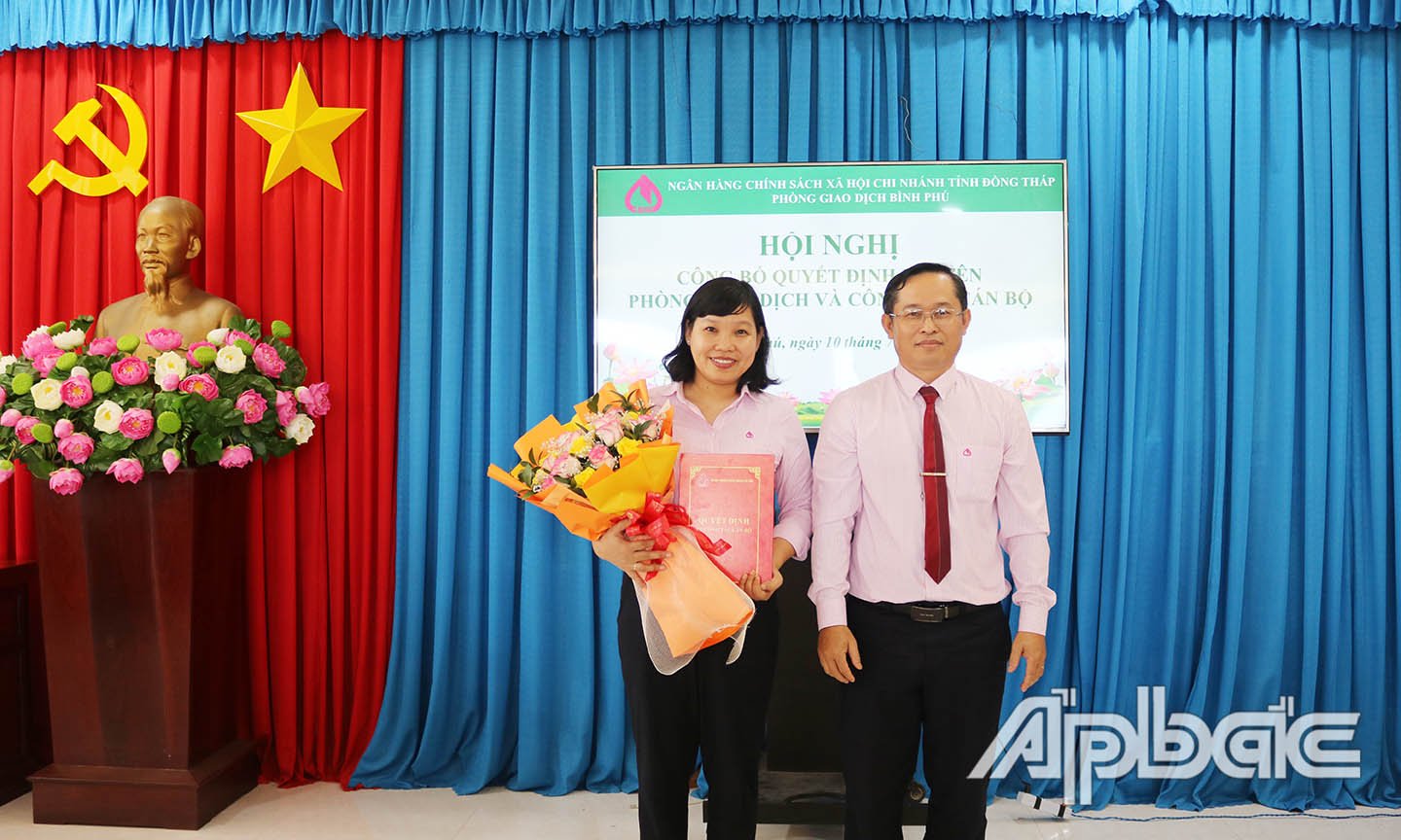  Trao quyết định đổi tên Phòng giao dịch.