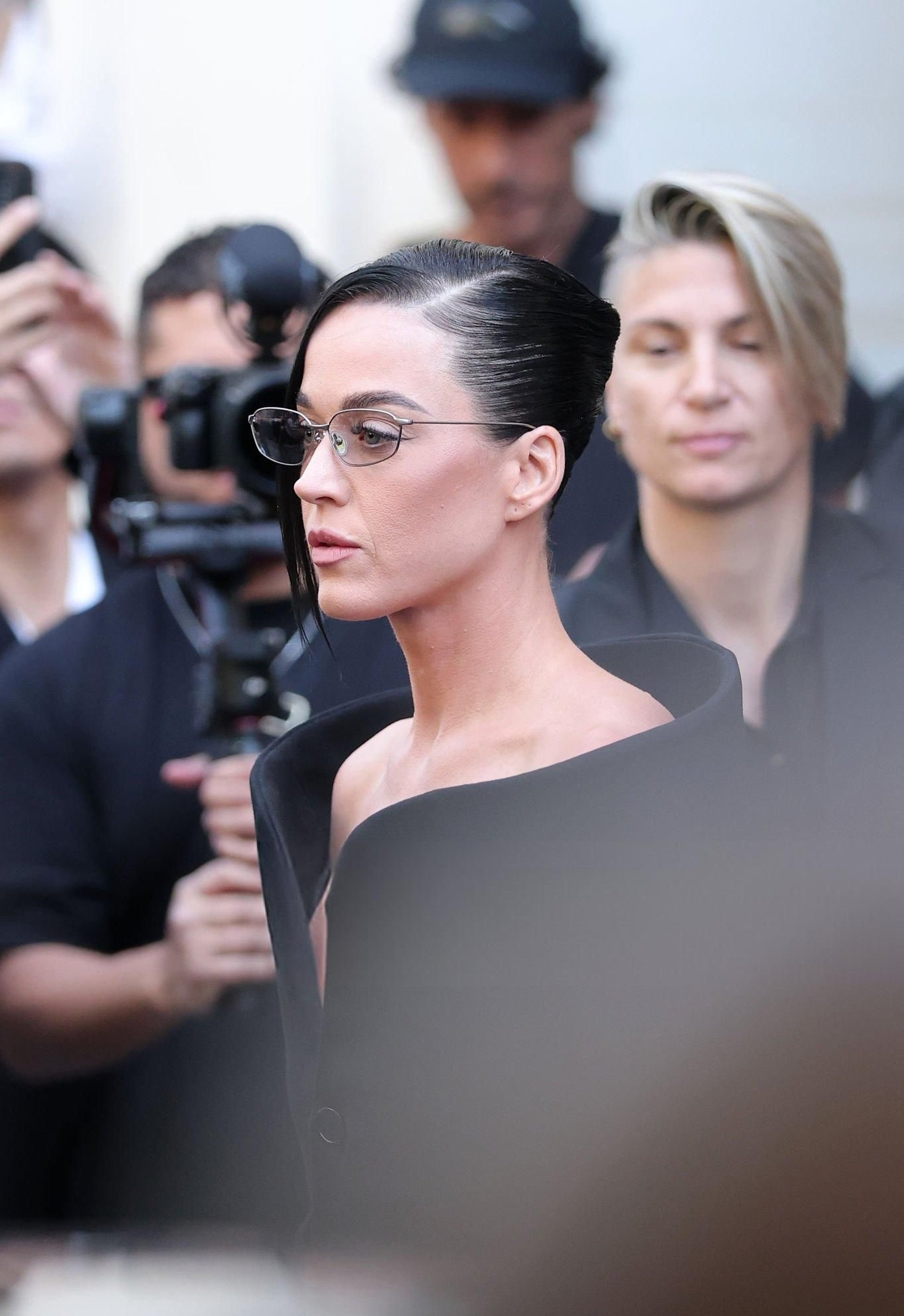 Kim Kardashian diện váy cúp ngực gợi cảm, đeo trang sức tiền tỷ tại Pháp - 6