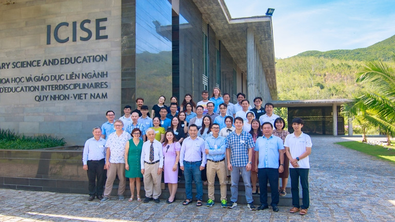 Các đại biểu chụp ảnh lưu niệm tại Trung tâm ICISE.