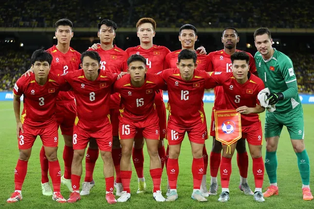 Tuyển Việt Nam tiếp tục rớt hạng trên BXH FIFA, ngày càng xa top 100 ảnh 1