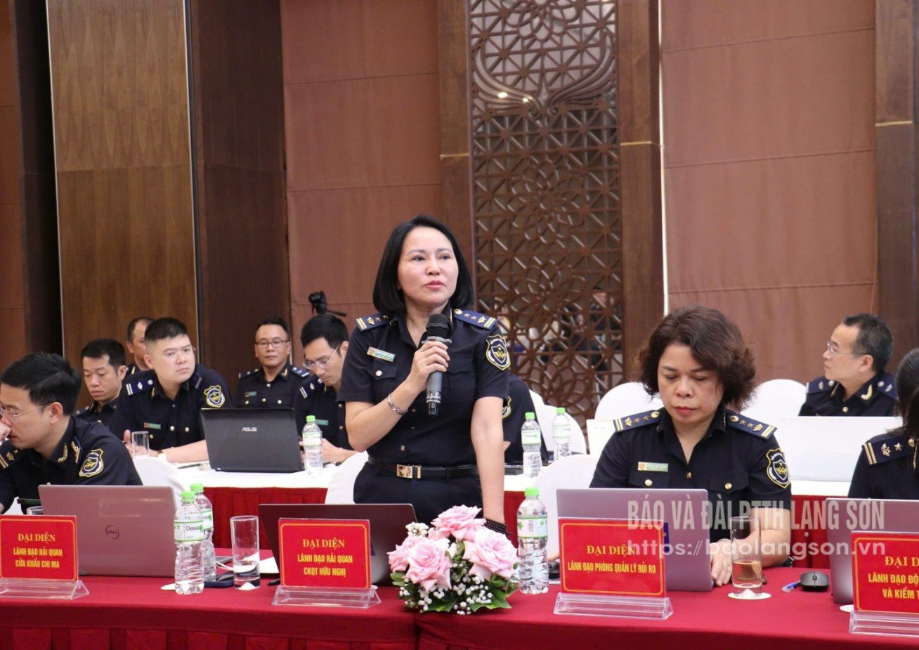 Lãnh đạo Hải quan cửa khẩu Quốc tế Hữu Nghị trực tiếp trả lời vướng mắc của doanh nghiệp tại Hội nghị đối thoại Hải quan - Doanh nghiệp năm 2025