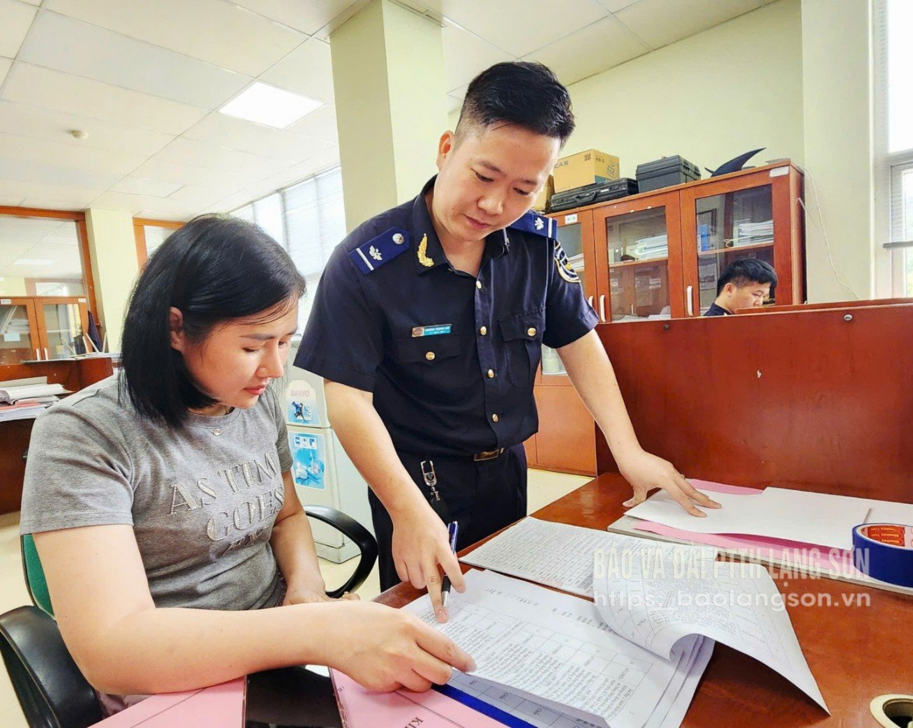 Cán bộ Hải quan Cửa khẩu Tân thanh hướng dẫn doanh nghiệp thực hiện  thủ tục liên quan đến xuất nhập khẩu hàng hoá qua cửa khẩu 
