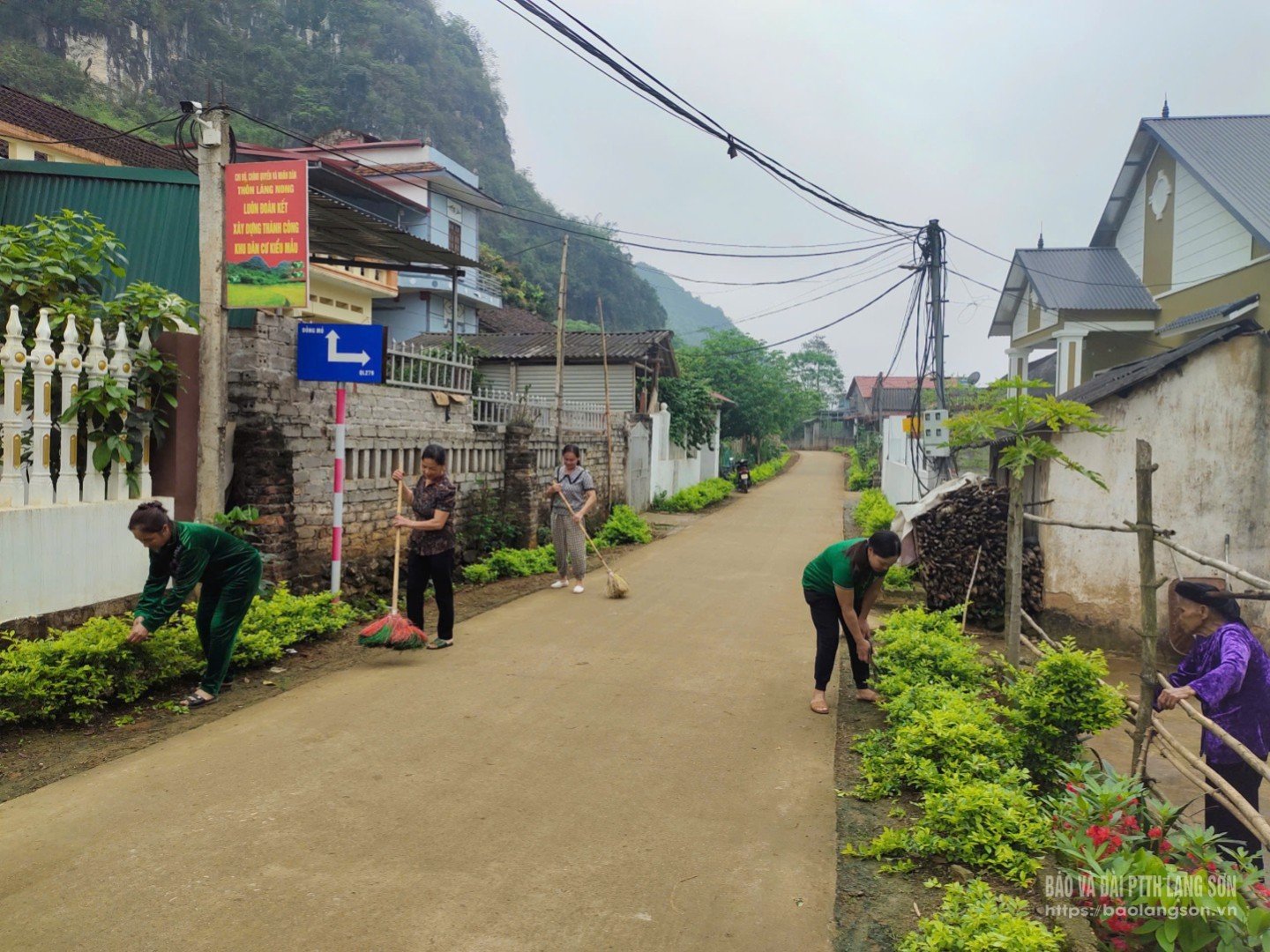 Phụ nữ thôn Làng Nong, xã Bằng Mạc tự chăm sóc cây, hoa và vệ sinh khu vực quanh nhà mỗi sáng