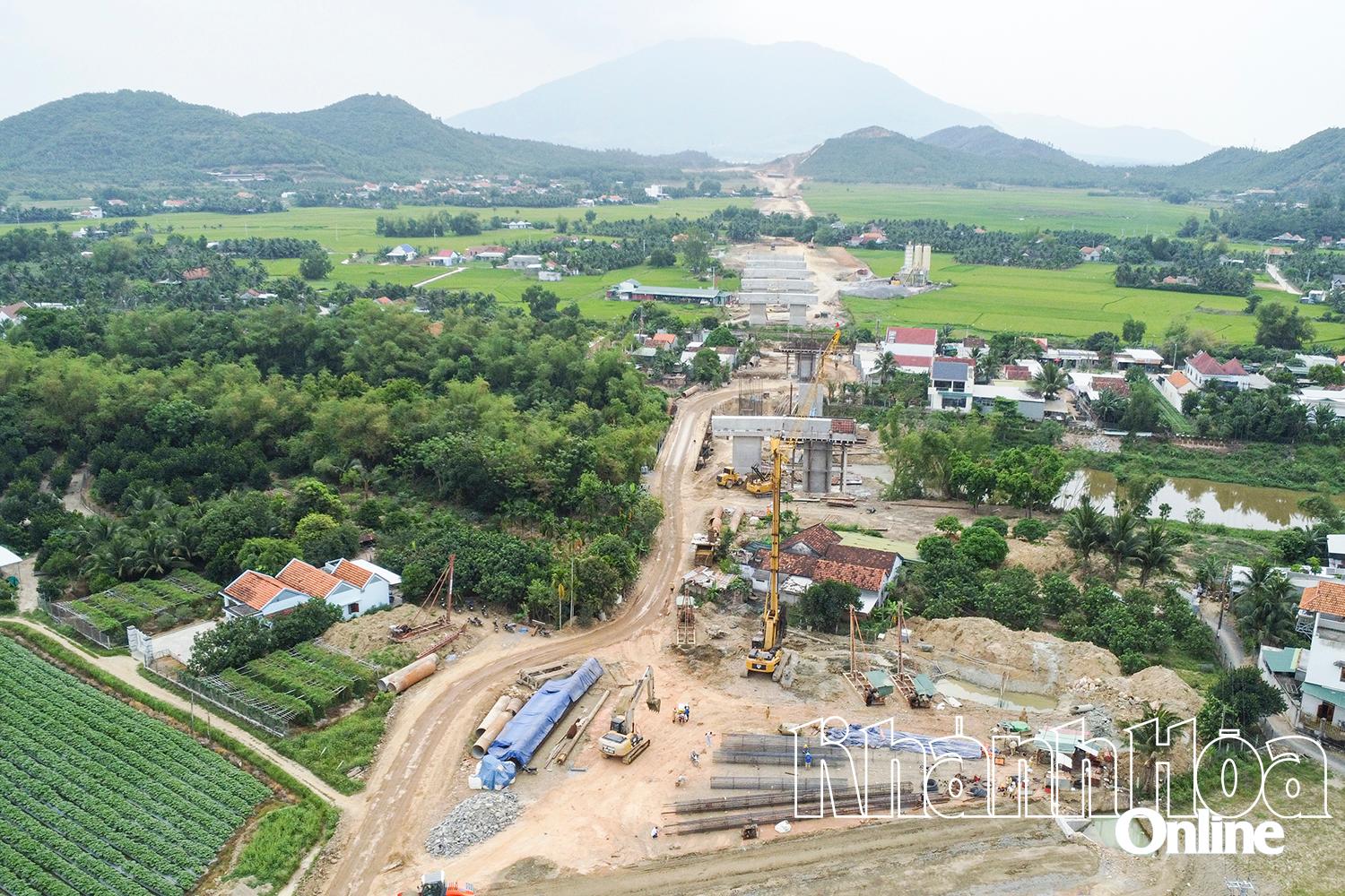 Thi công công trình đường bộ cao tốc Khánh Hòa - Buôn Ma Thuột.
