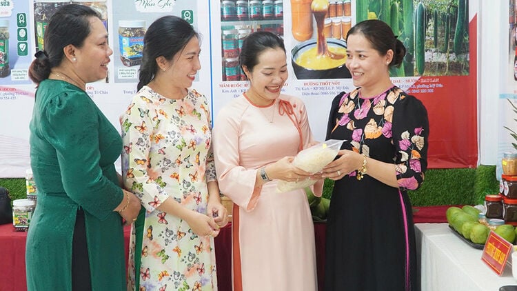 អមដំណើរស្ត្រីនៅតាមតំបន់ព្រំដែន ដើម្បីចាប់ផ្តើមអាជីវកម្ម