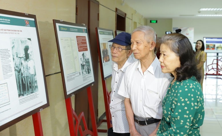 Trưng bày '30 năm quan hệ ngoại giao Việt Nam - Hoa Kỳ' và trao hồ sơ chứng tích chiến tranh - Ảnh 3.