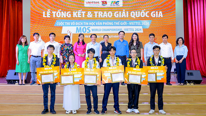 The organizers awarded the first prize.