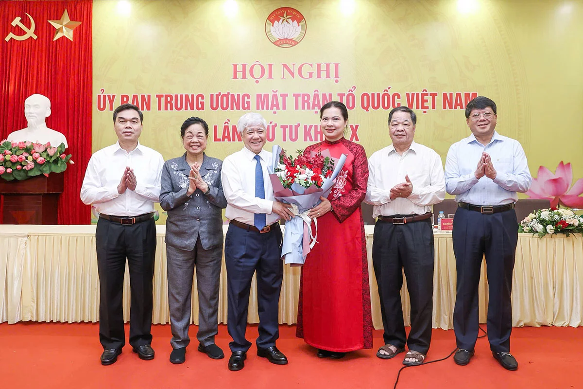 Các đồng chí lãnh đạo, nguyên lãnh đạo tặng hoa chúc mừng đồng chí Hà Thị Nga, Ủy viên BCH Trung ương Đảng, Ủy viên Ban Thường vụ Đảng ủy MTTQ, các đoàn thể Trung ương, nguyên Bí thư Tỉnh ủy Tuyên Quang (cũ), Phó Chủ tịch Ủy ban Trung ương MTTQ Việt Nam.