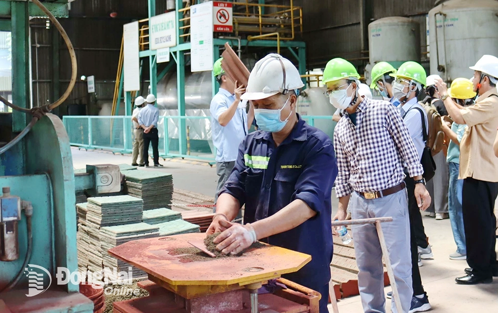 Đoàn công tác Cục Môi trường tham quan một cơ sở tái chế chất thải trên địa bàn tỉnh. Ảnh: Ban Mai