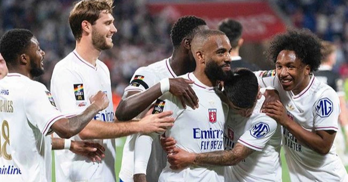 “Gã khổng lồ” bóng đá Pháp thoát xuống hạng thần kỳ, PSG vung tiền cứu vớt?