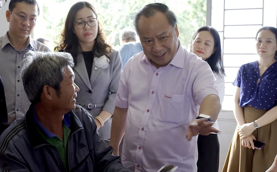 dong-chi-chau-ngoc-tuan-tro-chuyen-voi-nguoi-dan.jpg