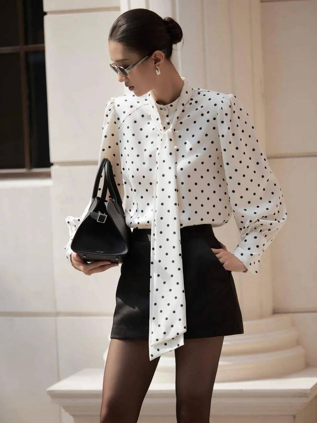 Hè này, họa tiết chấm bi "bùng nổ" trở lại: Cách mặc vừa retro vừa trendy khiến ai cũng ngoái nhìn- Ảnh 39.