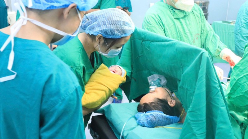 신생아는 산모 곁에 뉘어졌다가 치료를 위해 중앙산부인과 병원으로 이송되었습니다.