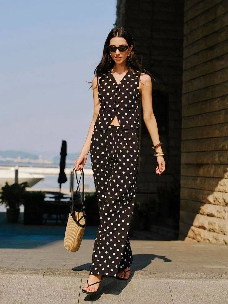 Hè này, họa tiết chấm bi "bùng nổ" trở lại: Cách mặc vừa retro vừa trendy khiến ai cũng ngoái nhìn- Ảnh 20.