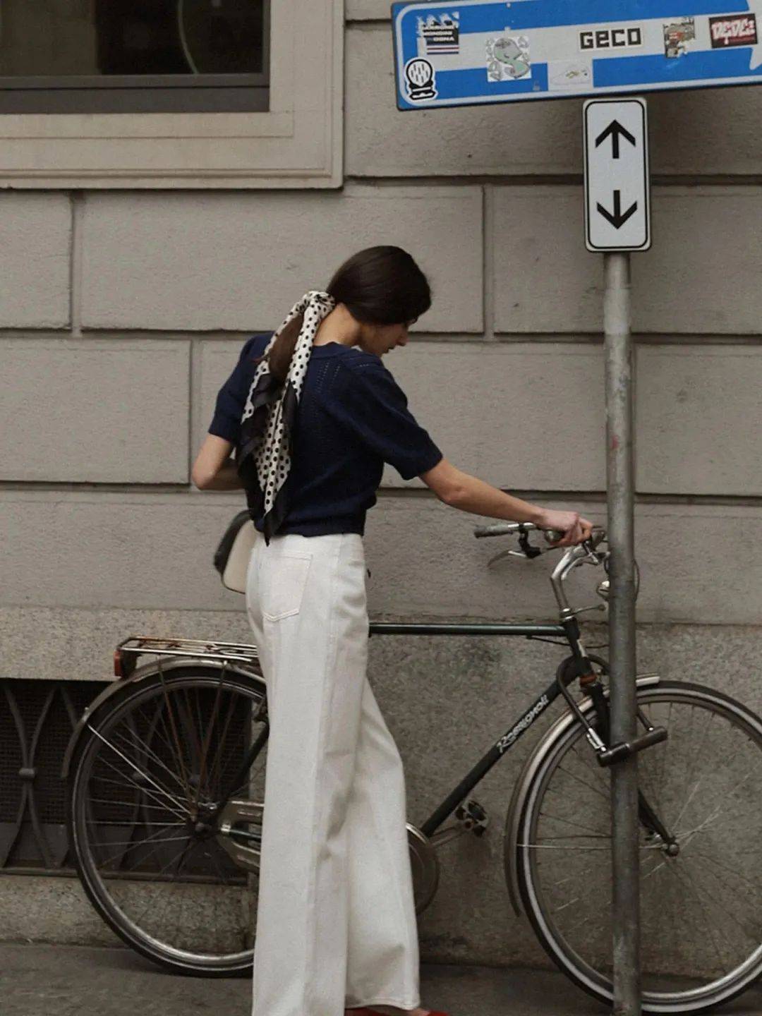 Hè này, họa tiết chấm bi "bùng nổ" trở lại: Cách mặc vừa retro vừa trendy khiến ai cũng ngoái nhìn- Ảnh 41.