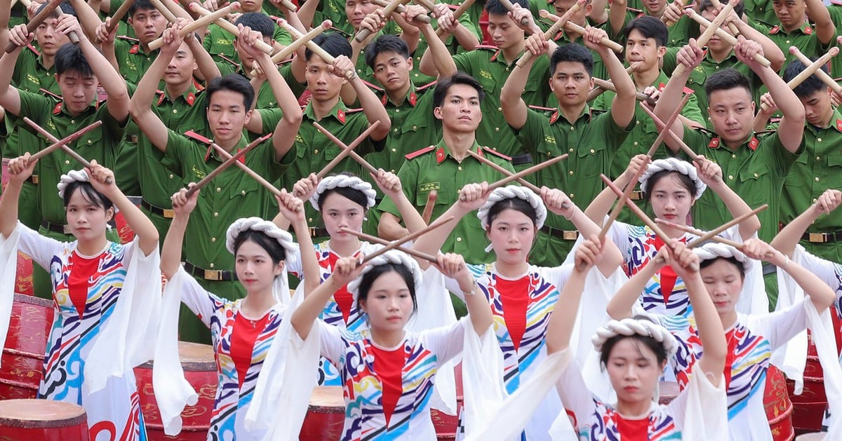 ការ​បើក​សម្ពោធ​ការ​ប្រកួត​បាល់ទាត់​ដោយ​ស្គរ​និង​លោក Vo Ha Tram លោក Dong Hung ឆេះ​ឆាក