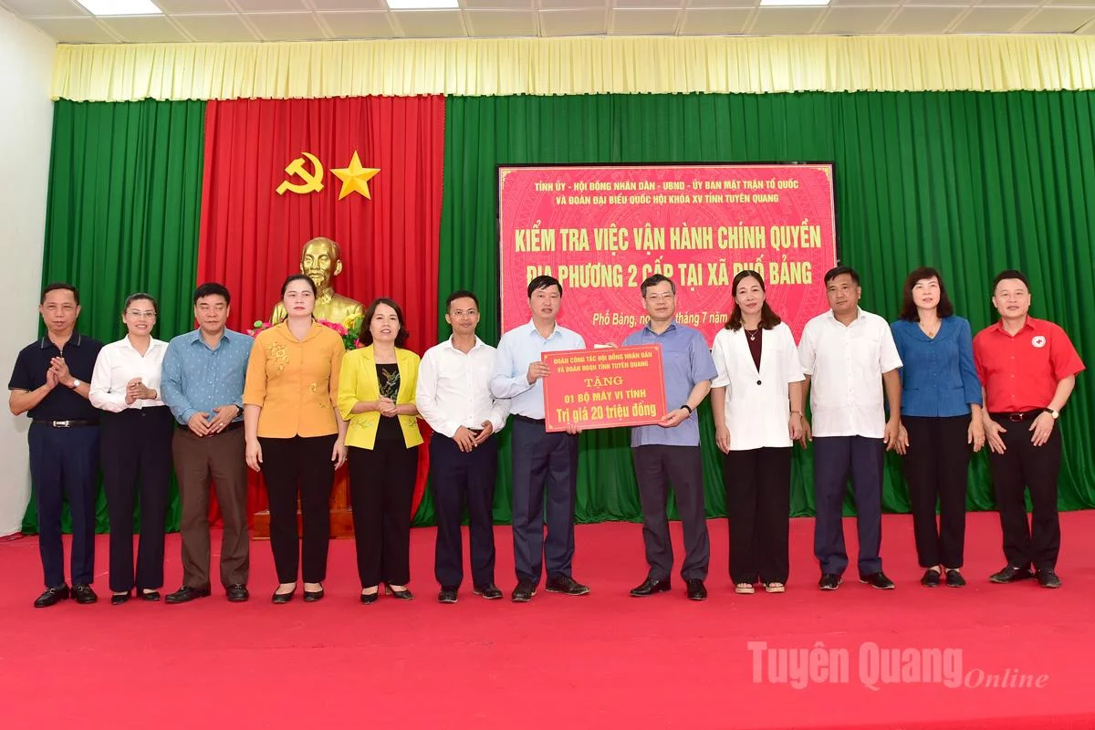 Đoàn công tác tặng quà cho xã Phố Bảng.