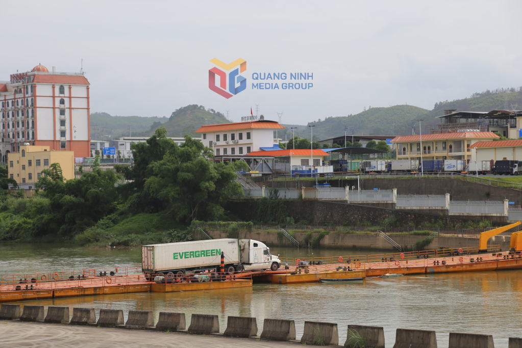 Xuất khẩu hàng nông sản sang Trung Quốc qua Lối mở cầu phao tạm Km3+4, phường Móng Cái 3