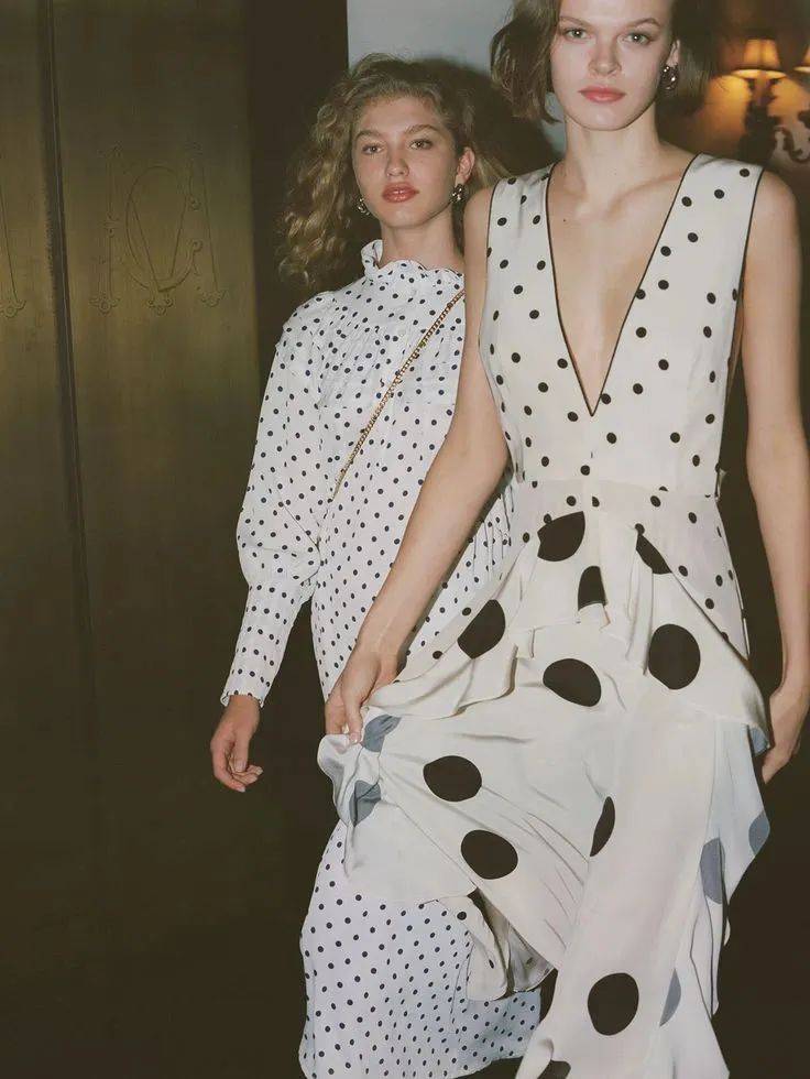 Hè này, họa tiết chấm bi "bùng nổ" trở lại: Cách mặc vừa retro vừa trendy khiến ai cũng ngoái nhìn- Ảnh 15.