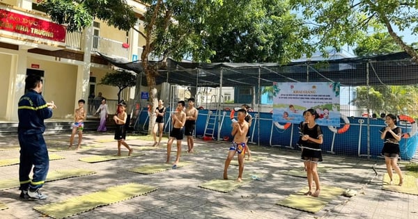 Công an Thanh Hóa dạy bơi miễn phí cho thiếu nhi có hoàn cảnh khó khăn