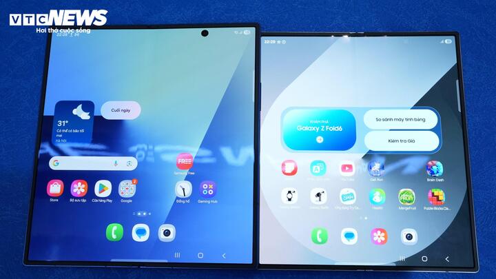 Màn hình chính trên Galaxy Z Fold7 (trái) lớn hơn 11% so với thế hệ trước (phải), mở thêm không gian hiển thị cho việc chỉnh sửa nội dung và đa nhiệm trên nhiều ứng dụng. (Ảnh: Nguyễn Trung)