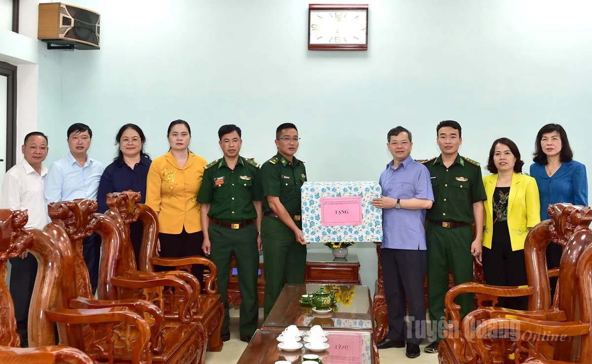 Đoàn công tác tặng quà Đồn Biên phòng Phố Bảng.