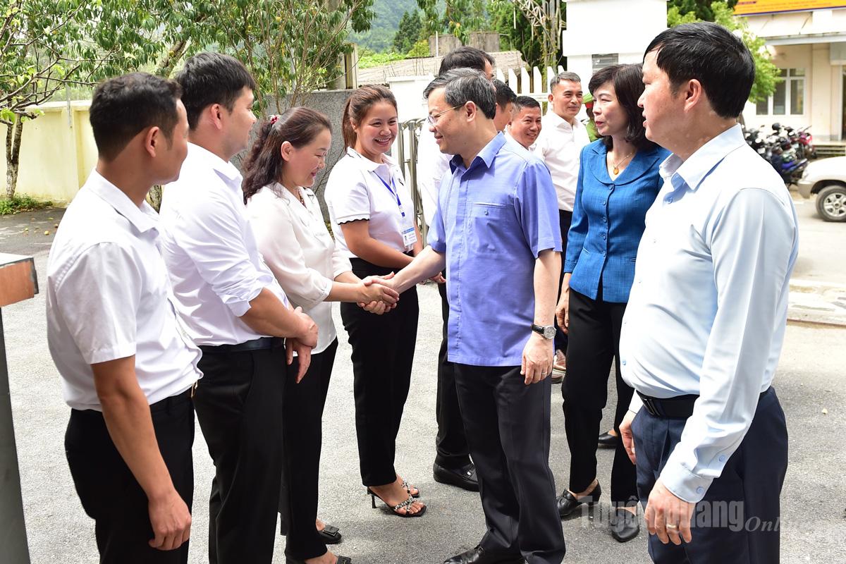 Đồng chí Chủ tịch HĐND tỉnh Nguyễn Văn Sơn nói chuyện với cán bộ xã Phố Bảng.