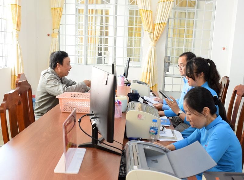 Từng cán bộ tại trung tâm phục vụ hành chính công phải đảm bảo chuẩn mực, lịch sự trong giao tiếp, giỏi nghiệp vụ. 