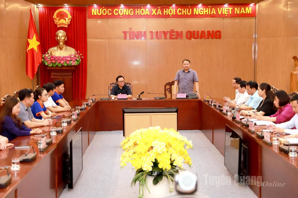 Chairman of the Provincial People's Committee Phan Huy Ngoc works with the Vietnam Young Entrepreneurs Association