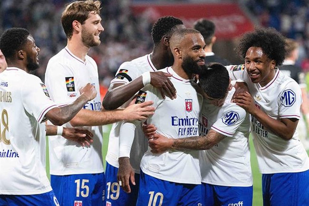 “Gã khổng lồ” bóng đá Pháp thoát xuống hạng thần kỳ, PSG vung tiền cứu vớt? - 1