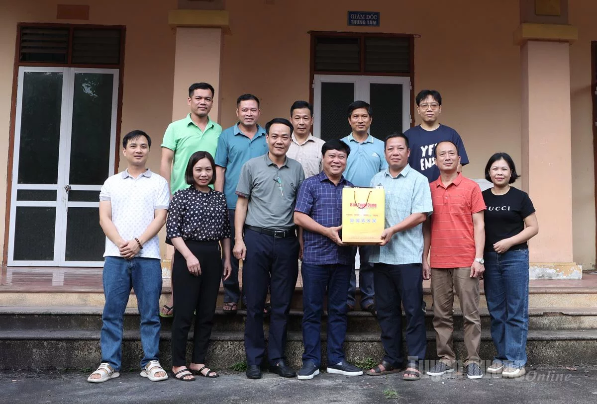 Tổng Biên tập Báo và Phát thanh, Truyền hình Tuyên Quang Mai Đức Thông tặng quà cán bộ, kỹ thuật viên tại Trạm tiếp sóng phát thanh, truyền hình Núi Cấm.