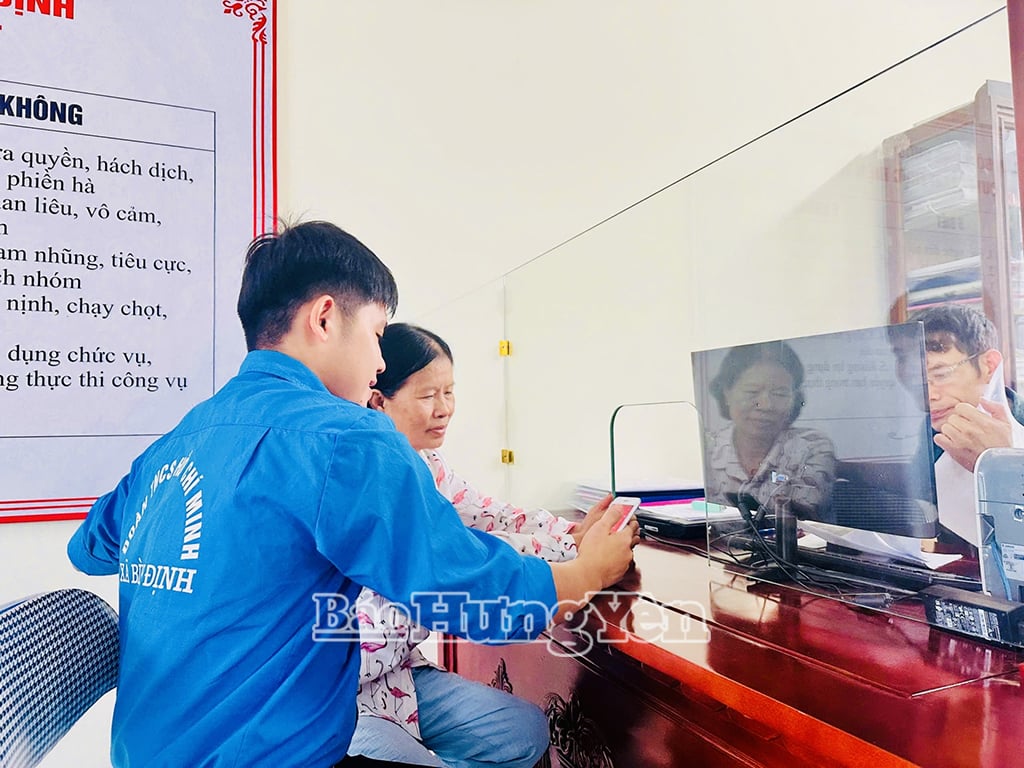 Đoàn viên thanh niên xã Bình Định hướng dẫn người dân thực hiện dịch vụ công trực tuyến