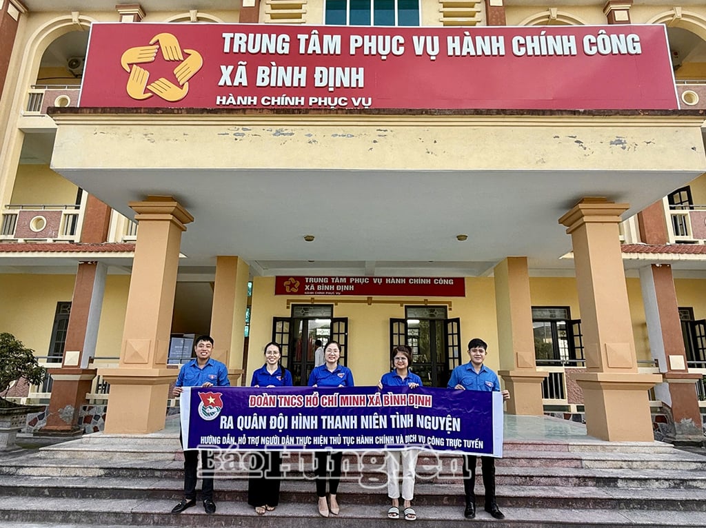Đội thanh niên xung kích chuyển đổi số của xã Bình Định ngày đầu ra quân 