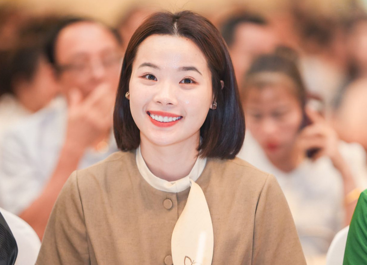 thuy linh top.jpg